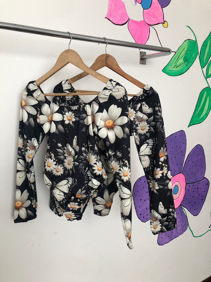 Body Negro Mariposas y Flores Stock