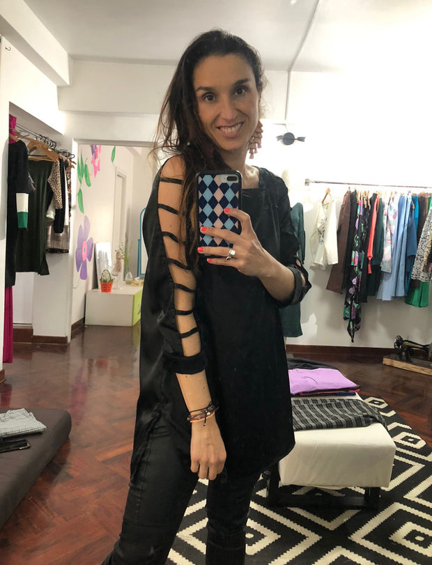 Blusón huecos negra seda