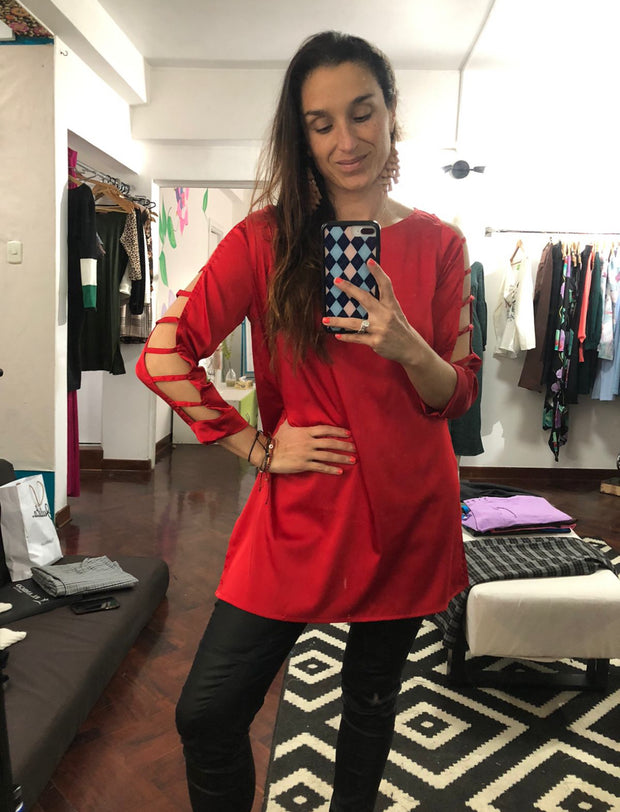 Blusón huecos roja seda