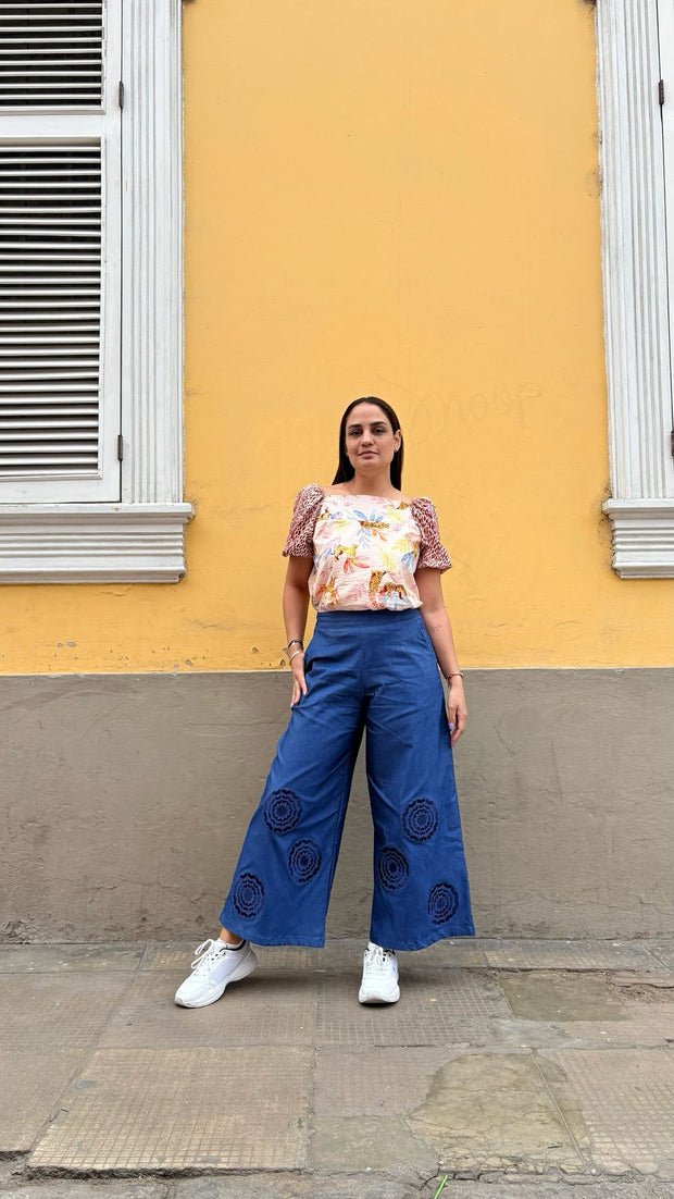 Pantalón palazo bolsillos bordado