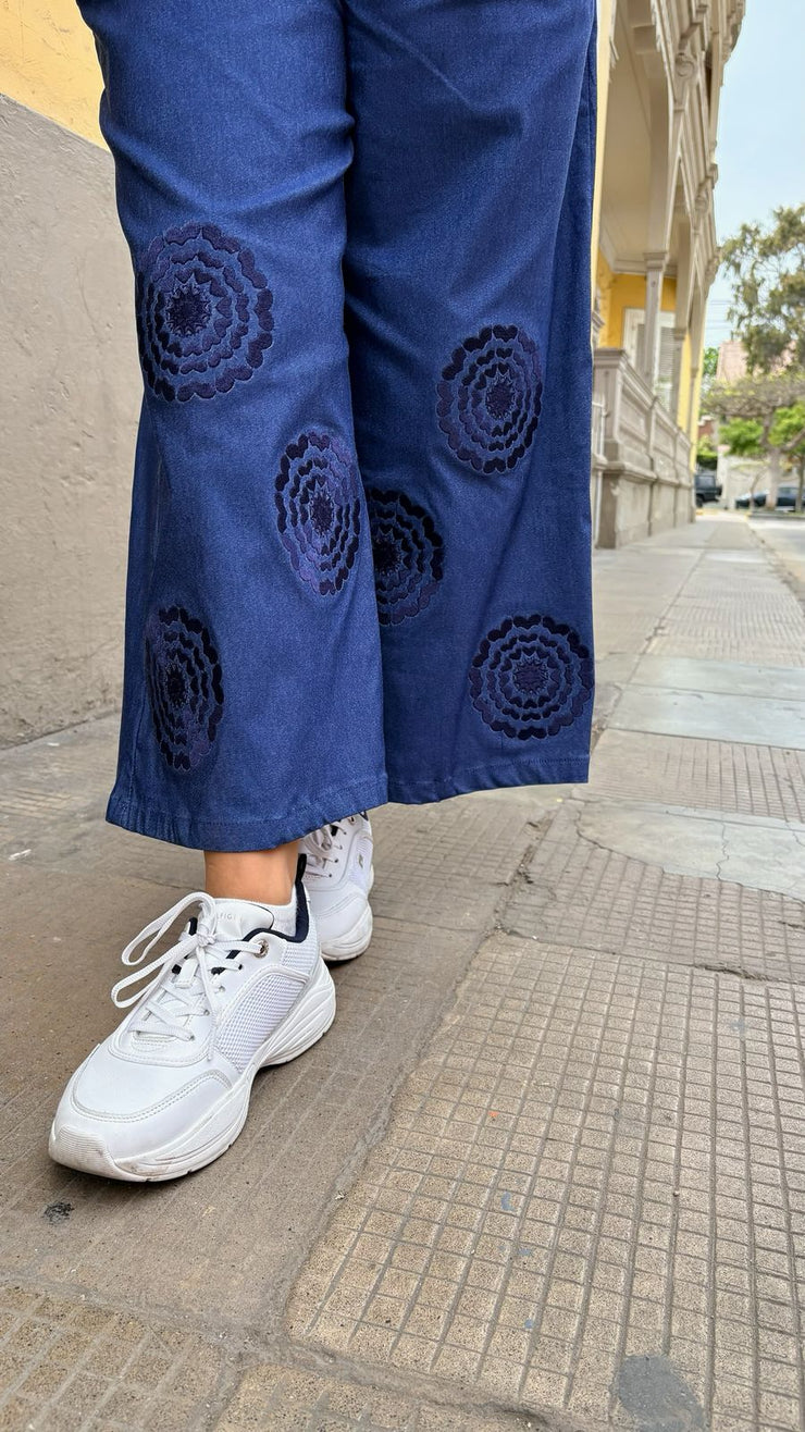 Pantalón palazo bolsillos bordado