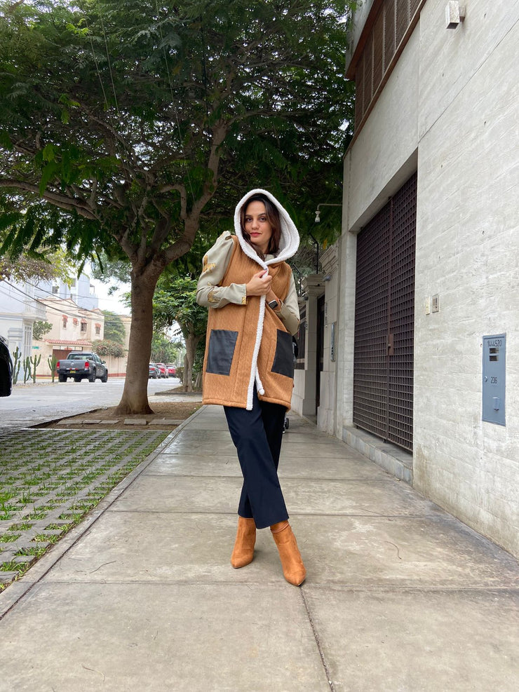 Chaleco Capucha Camel Stock