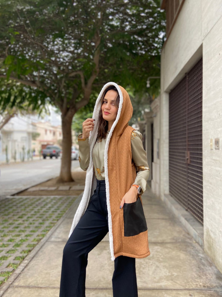 Chaleco Capucha Camel Stock